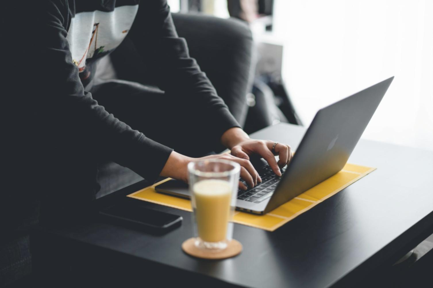 Dozent bei der Vorbereitung einer Lerneinheit mit Unterlagen und Laptop