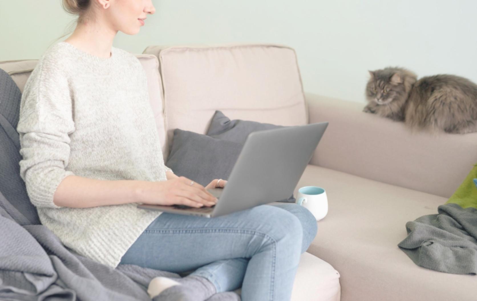 Teilnehmer bei einer Gruppendiskussion während eines Präsenzseminars